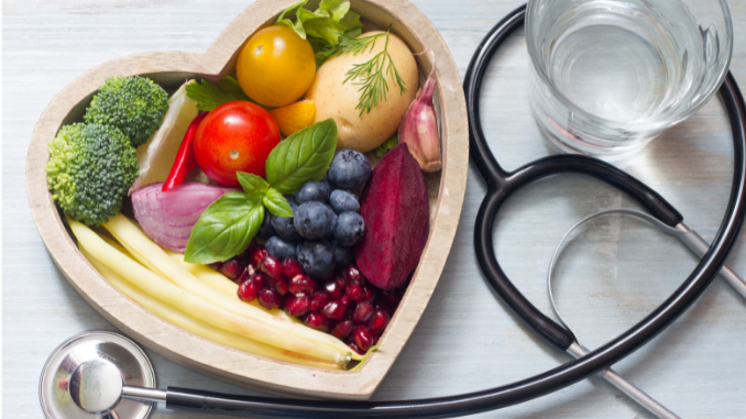 alimentos saudáveis Alimentos saudáveis para controlar a pressão arterial, como frutas, vegetais e grãos, em uma tigela com formato de coração, destacando uma dieta balanceada para hipertensão.