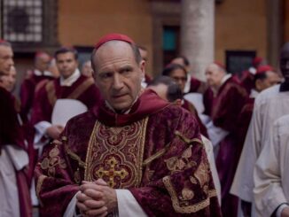 Como funciona o conclave: cardeais reunidos em cena do filme Conclave, que retrata o ritual da eleição papal com tensão e mistério no Vaticano.