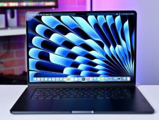 Imagem do MacBook Air com chip M4, cuja cor Sky Blue inspira rumores sobre como será o iPhone 17 Pro no próximo lançamento da Apple.