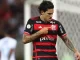 Pedro, atacante do Flamengo, celebrando gol e mostrando o símbolo do clube durante a partida, com a frase chave: retorno de Pedro ao Flamengo.