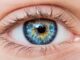 Olho humano em detalhe, representando estudo sobre nanopartículas de ouro que restauram a visão