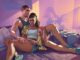 Personagens de GTA 6 Lucia e Jason sentados em um quarto com clima tenso, ao lado de uma mochila cheia de dinheiro