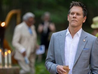 Kevin Bacon em cena de Sirens Netflix, minissérie que lidera os rankings de audiência da plataforma