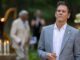 Kevin Bacon em cena de Sirens Netflix, minissérie que lidera os rankings de audiência da plataforma