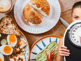 Prato nutritivo com ovos, frutas e aveia representando alimentos ideais para o café da manhã