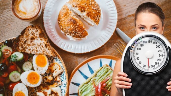 alimentos para o café da manhã Prato nutritivo com ovos, frutas e aveia representando alimentos ideais para o café da manhã