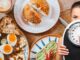 Prato nutritivo com ovos, frutas e aveia representando alimentos ideais para o café da manhã