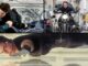 Tom Cruise em cenas icônicas de ação da franquia Missão Impossível, incluindo escalada em prédio, perseguição de moto e infiltração suspensa por cabos.