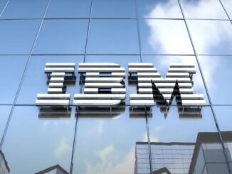 Inteligência artificial no trabalho representada pela sede da IBM com fachada espelhada