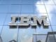 Inteligência artificial no trabalho representada pela sede da IBM com fachada espelhada