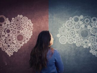 Intuição no autoconhecimento espiritual representada por mulher refletindo entre coração e mente formados por engrenagens