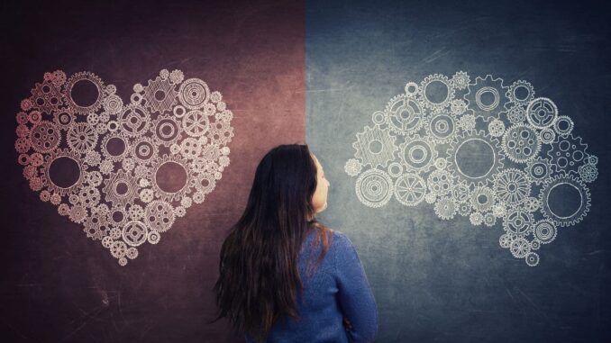 intuição no autoconhecimento espiritual Intuição no autoconhecimento espiritual representada por mulher refletindo entre coração e mente formados por engrenagens