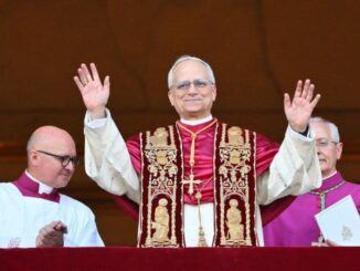 Papa Leão XIV é anunciado como o primeiro pontífice americano durante cerimônia no Vaticano