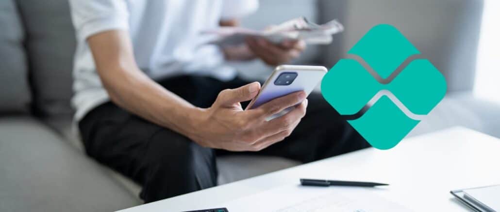 Pessoa utilizando o celular para agendar pagamentos com o Pix Automático, nova função do Banco Central