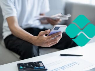 Pessoa utilizando o celular para agendar pagamentos com o Pix Automático, nova função do Banco Central