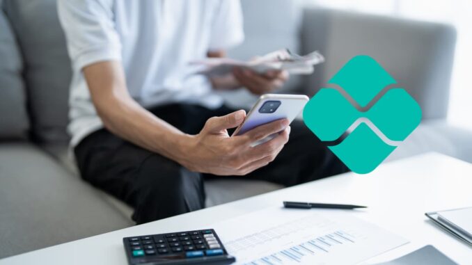 Pix Automático Pessoa utilizando o celular para agendar pagamentos com o Pix Automático, nova função do Banco Central