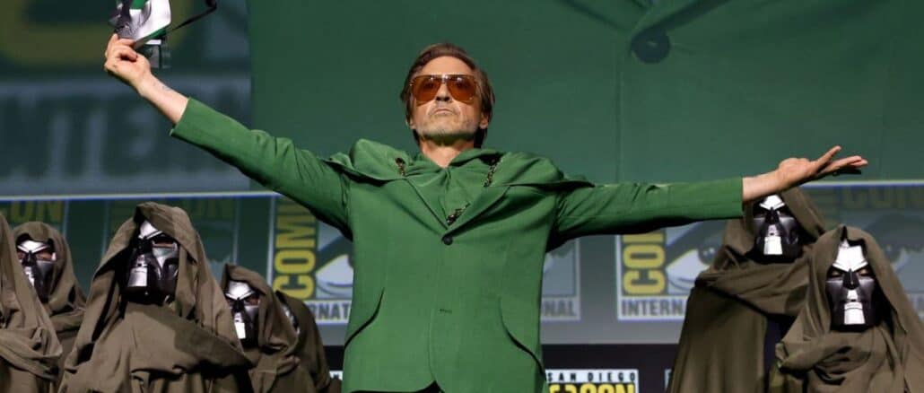Robert Downey Jr. surge com traje verde e máscara do Doutor Destino durante painel na Comic-Con, aumentando rumores sobre sua escalação como vilão no MCU.