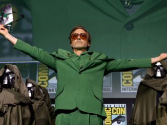 Robert Downey Jr. surge com traje verde e máscara do Doutor Destino durante painel na Comic-Con, aumentando rumores sobre sua escalação como vilão no MCU.