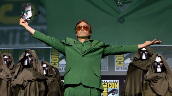 Robert Downey Jr. como Doutor Destino Robert Downey Jr. surge com traje verde e máscara do Doutor Destino durante painel na Comic-Con, aumentando rumores sobre sua escalação como vilão no MCU.