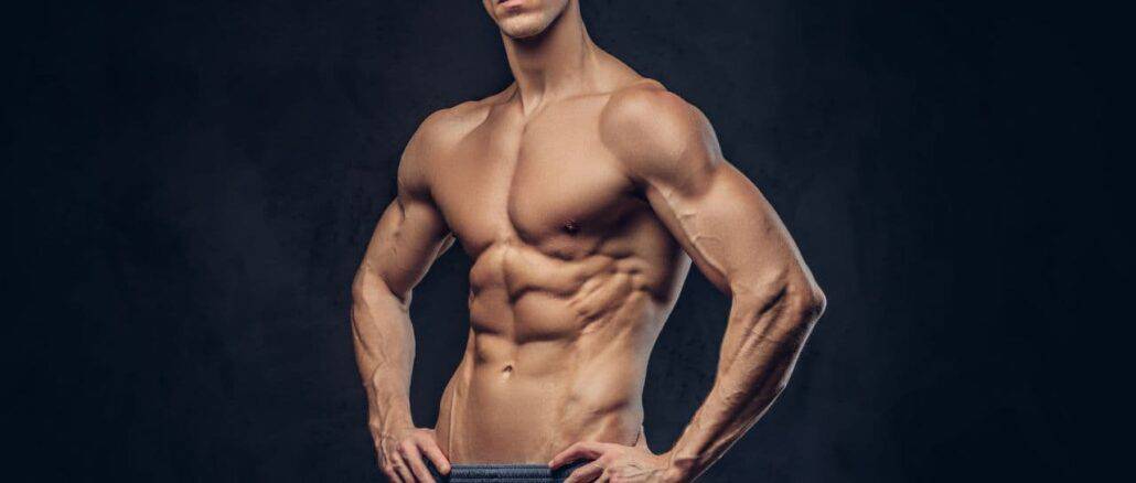 Homem ectomorfo com músculos definidos, representando resultado de treino e dieta voltados para quem quer saber como um ectomorfo pode ganhar massa muscular