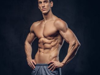Homem ectomorfo com músculos definidos, representando resultado de treino e dieta voltados para quem quer saber como um ectomorfo pode ganhar massa muscular